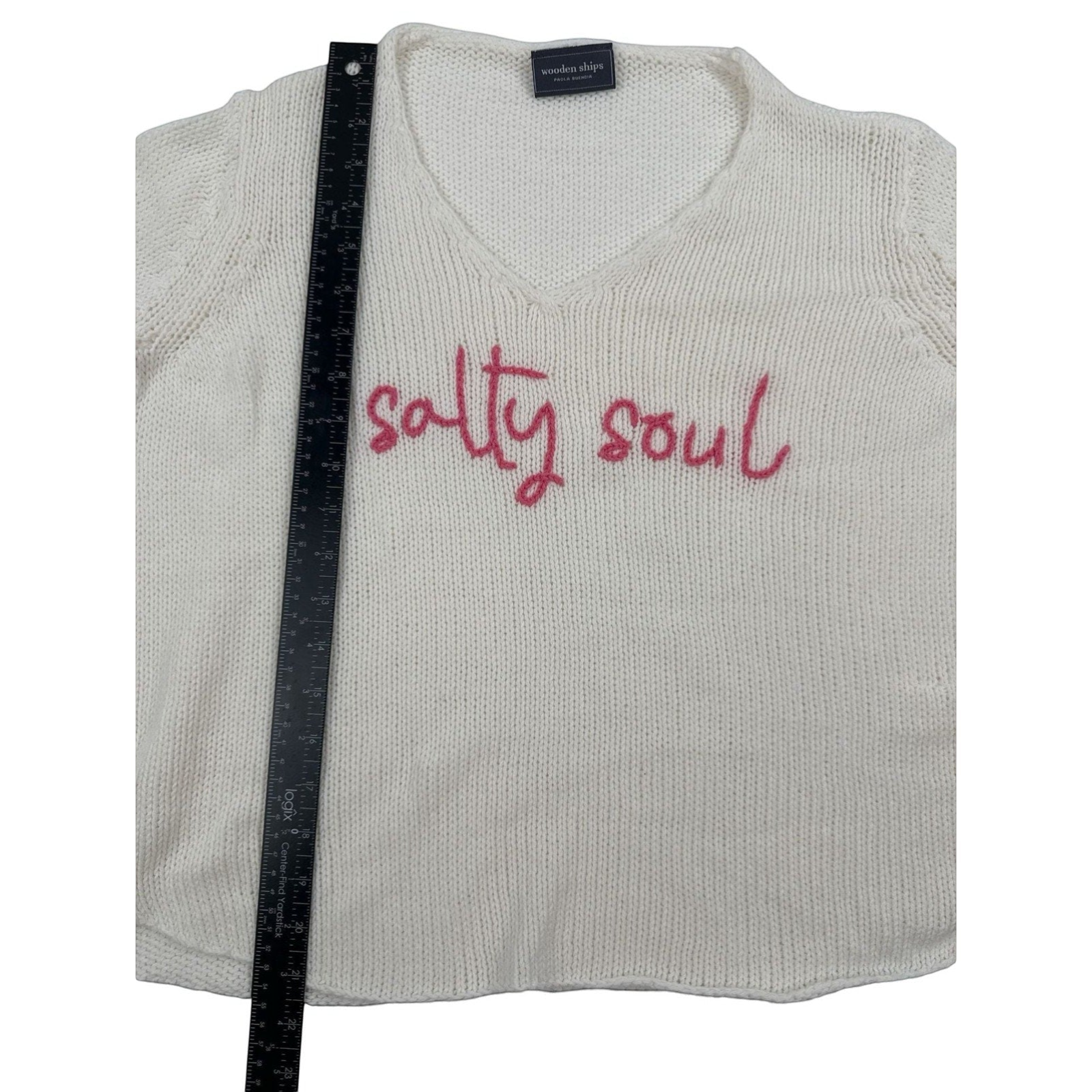 Bougiere Boutique cream v-neck sweater with 'salty soul' embroidered in pink. Cotton-acrylic blend.